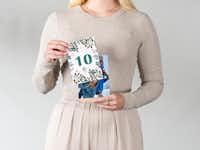 Calendario de Adviento personalizado con calendario de mesa Calendario de Adviento personalizado con tarjetas impresas y un soporte de madera.