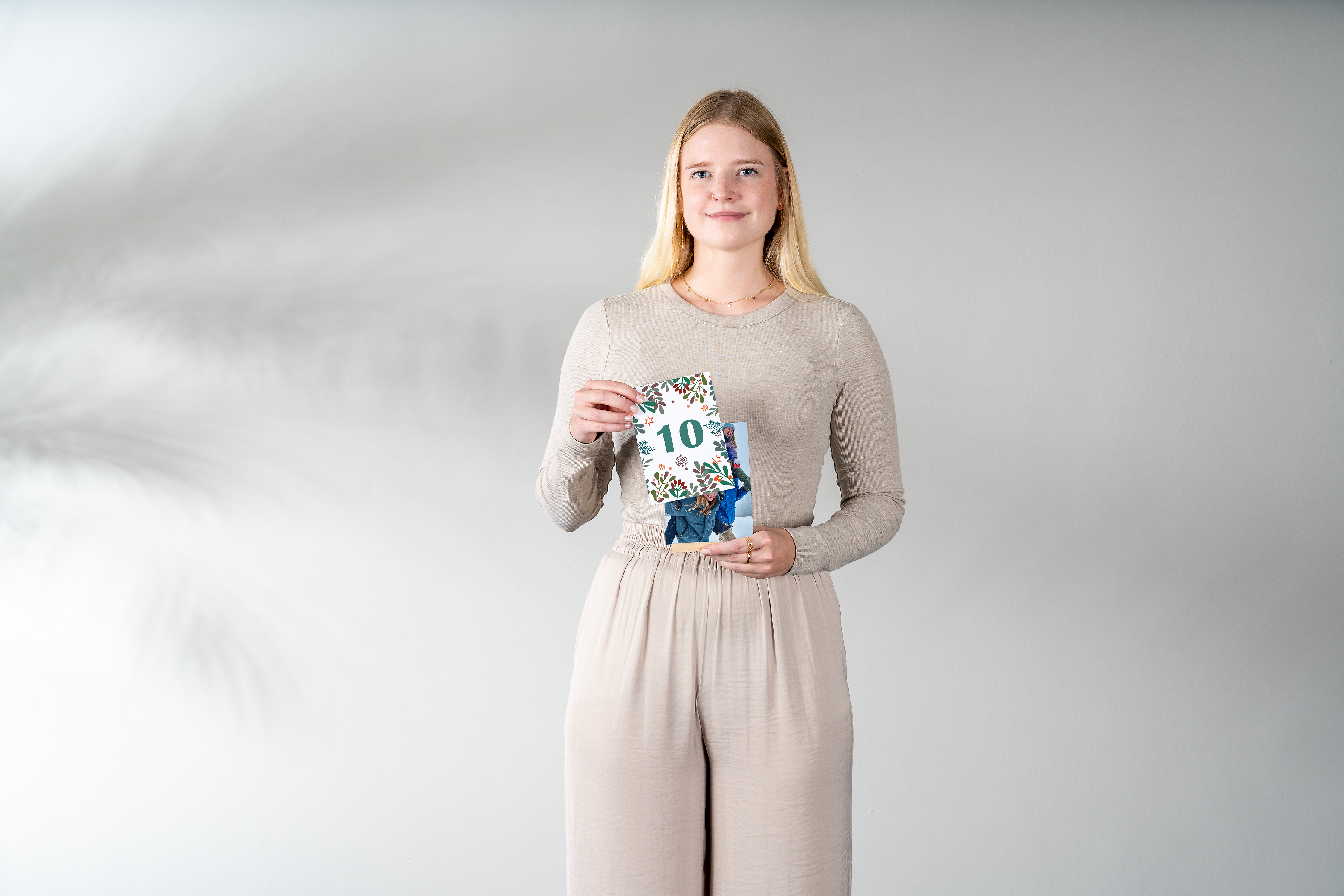 Foto-Adventskalender mit Abzügen und einem Holzaufsteller.