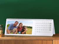 Pixum Bureaukalender Pixum Bureaukalender liggend met een familiefoto voor een groene muur