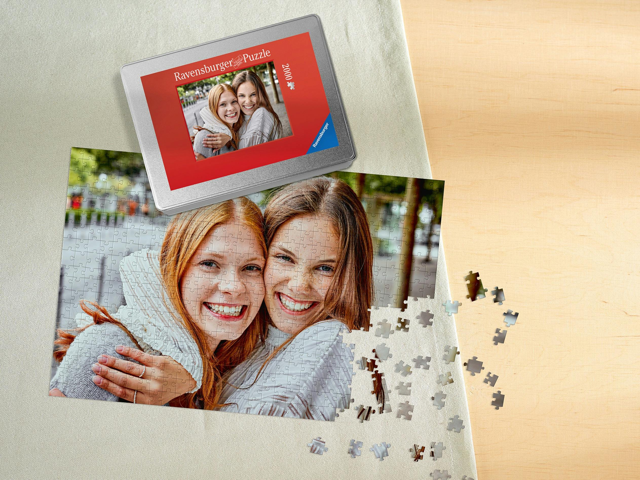 Ravensburger Fotopuzzle mit 2.000 Teilen mit Bild von zwei besten Freundinnen