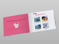 Fotobuch zum 18. Geburtstag mit Reiseerinnerungen Aufgeklapptes Fotobuch mit einer pinken und einer weißen Seite, modernen Cliparts und Fotos im Sofortbild-Look.