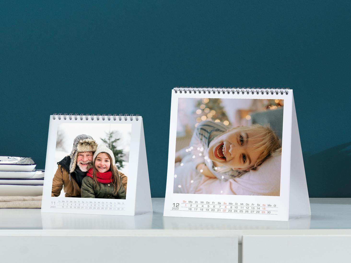 Twee bureaukalenders met winterse familiefoto's