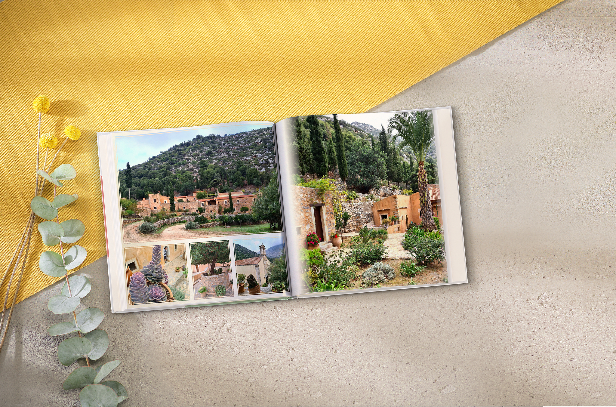 Ein aufgeklapptes Fotobuch mit Fotos einer Hochzeitslocations.