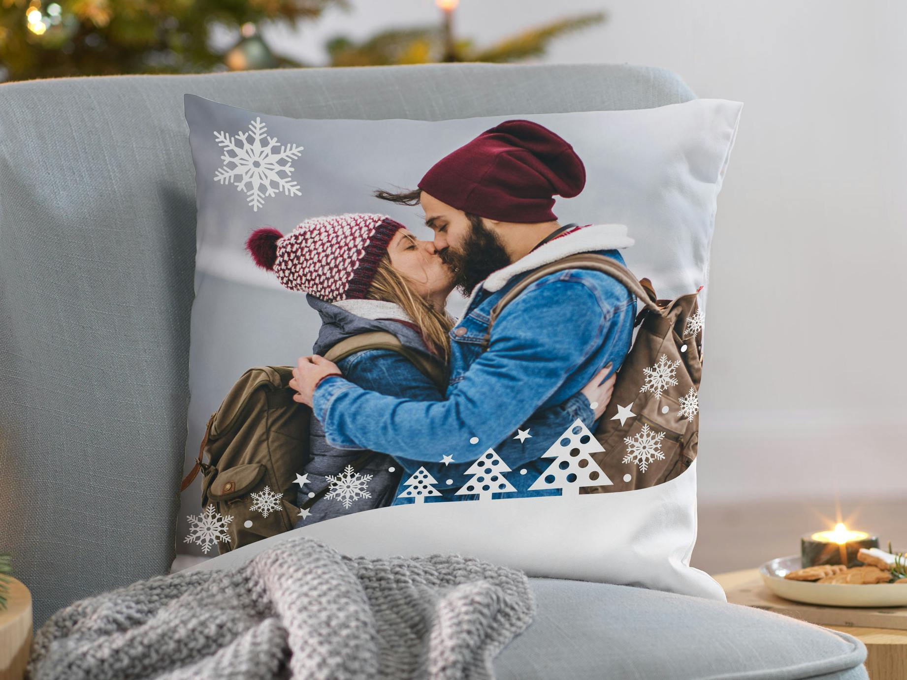 Fotokissen mit einem sich küssenden Pärchen im weihnachtlichen Ambiente