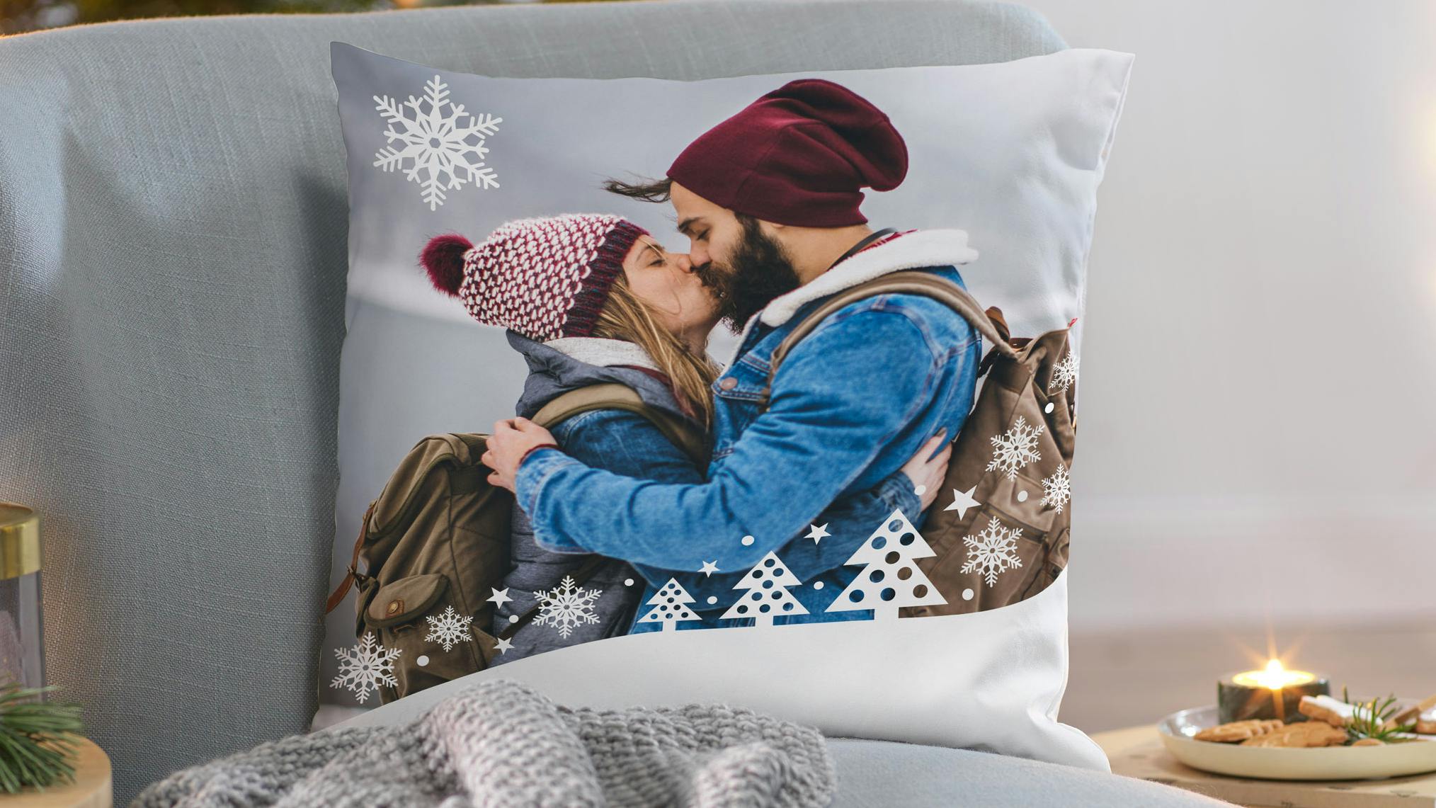 Coussin personnalisé avec une photo d'un couple dans une ambiance de Noël