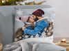 Cojín personalizado con foto de una pareja besándose en un ambiente navideño