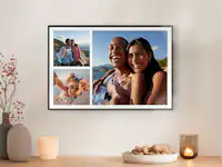 Fotoposter im Rahmen mit Fotocollage aus Familienbildern Ein Fotoposter im einem schwarzen Rahmen hängt über einer Kommode. Das Fotoposter zeigt eine Collage aus Familienbildern.