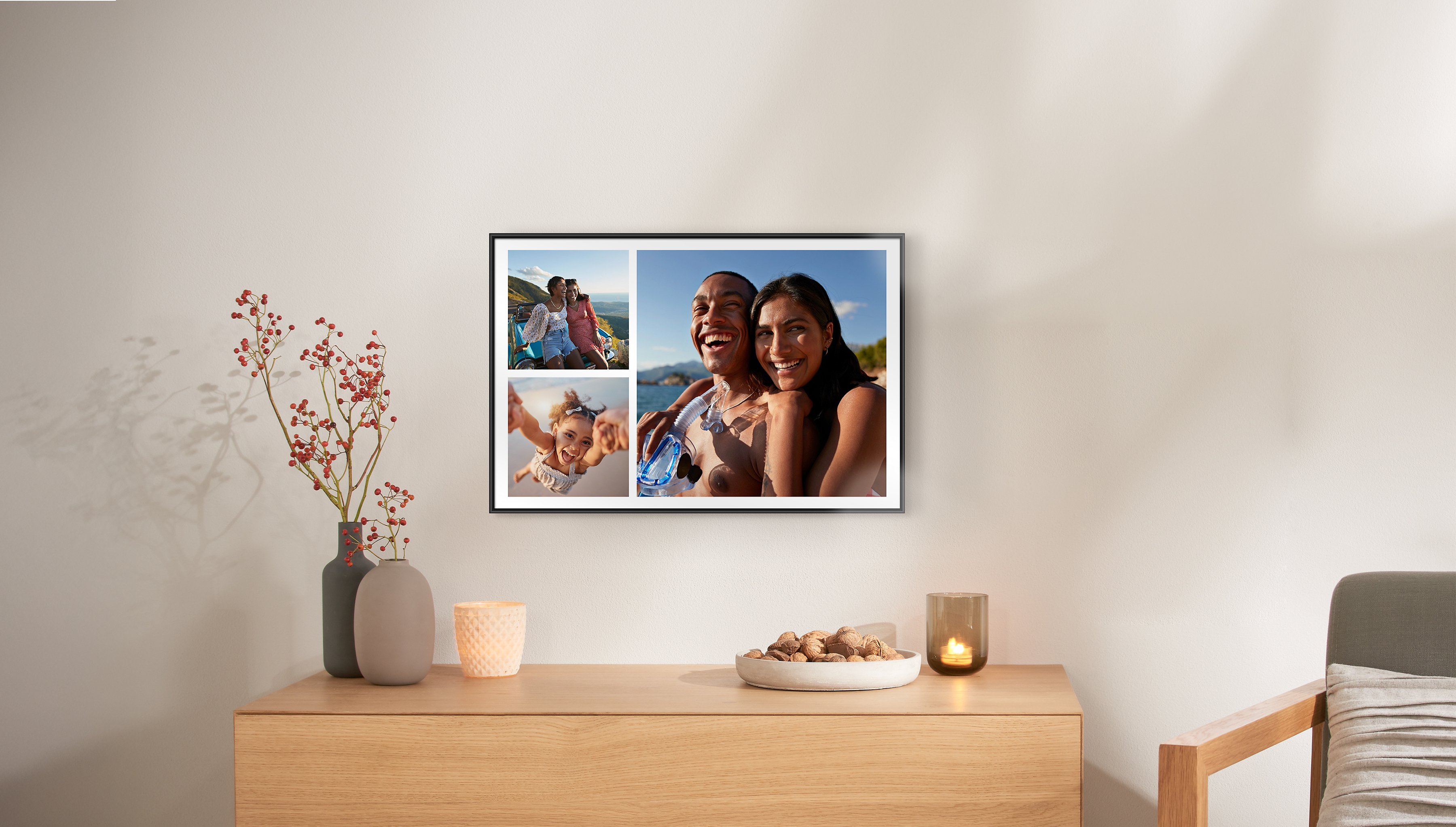 Sobre una cómoda cuelga un póster fotográfico con un marco negro. El póster muestra un collage de fotos familiares.