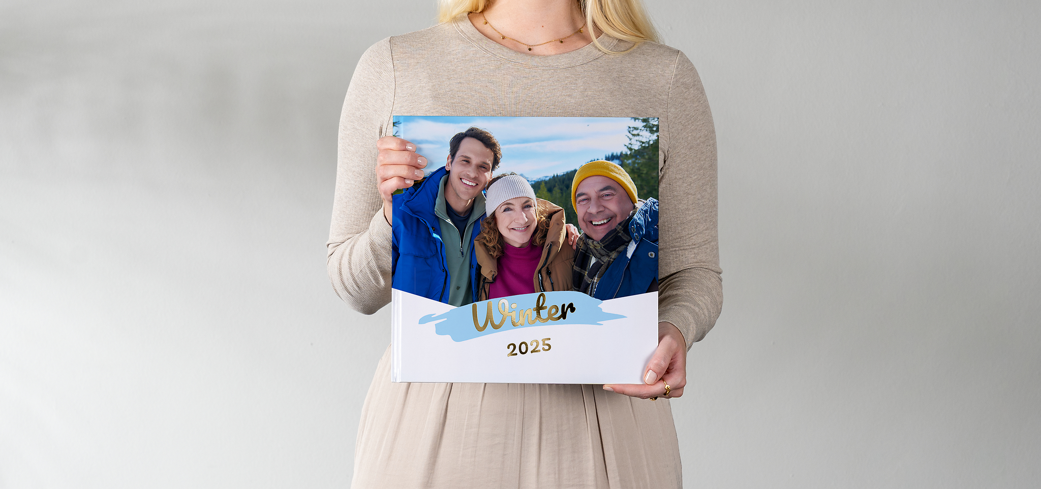 Pixum Fotobuch in XL quadratisch mit einem Familienfoto und der Jahreszahl 2025 auf dem Cover