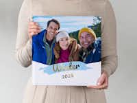 Pixum Fotobuch XL quadratisch erstellen Pixum Fotobuch in XL quadratisch mit einem Familienfoto und der Jahreszahl 2025 auf dem Cover