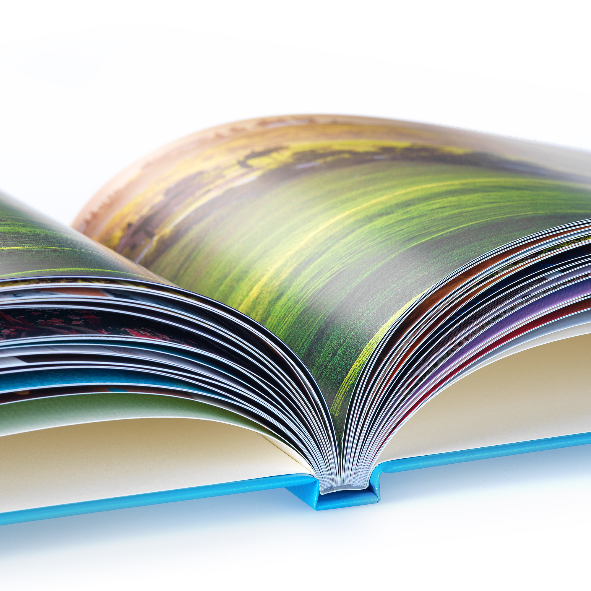 Immagine di un fotolibro aperto con vista in dettaglio con carta 100% riciclata
