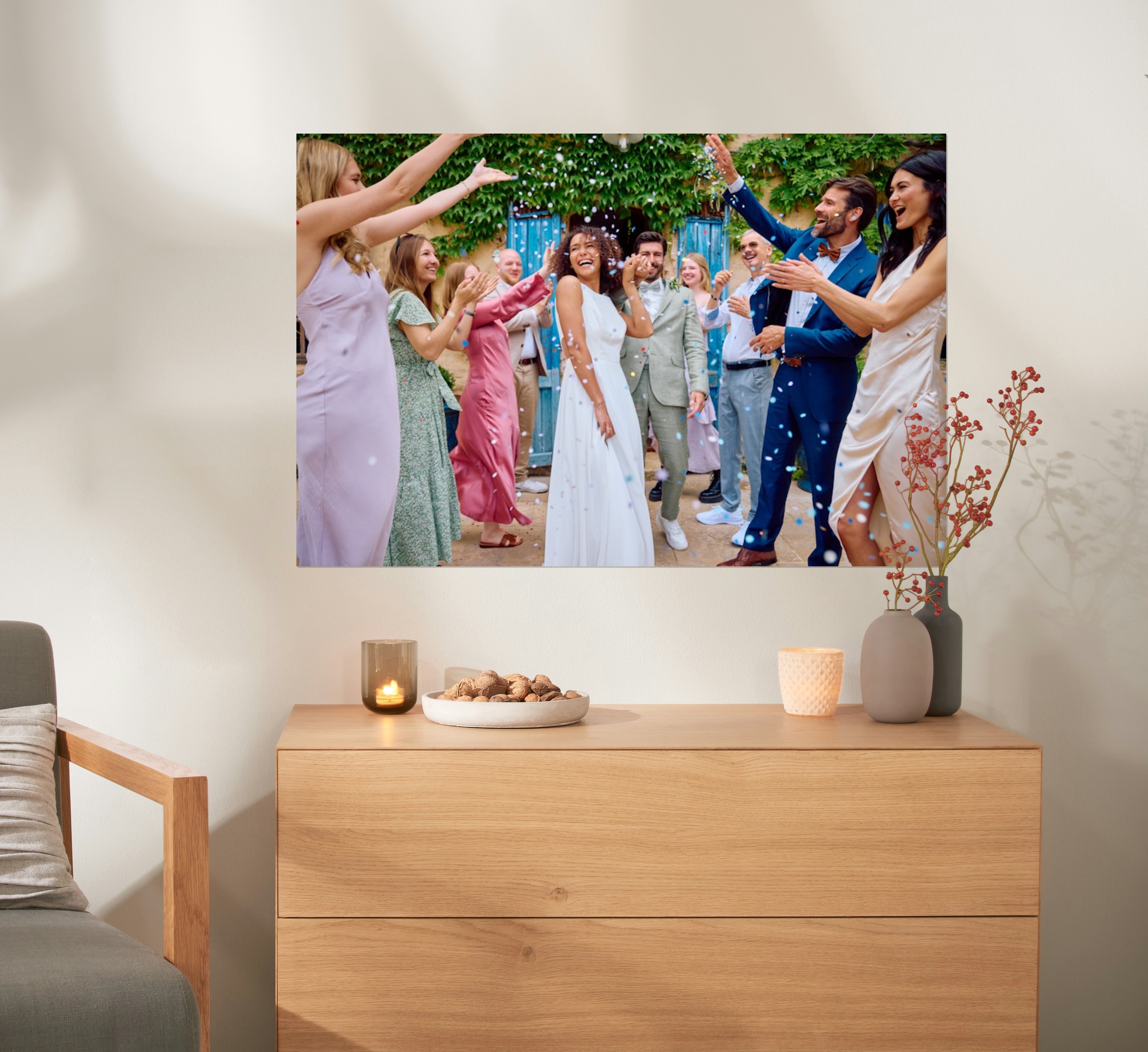 Ein Fotoposter mit einem Hochzeitsfoto hängt an einer Wand