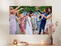 Pixum Fotoposter bestellen Ein Fotoposter mit einem Hochzeitsfoto hängt an einer Wand