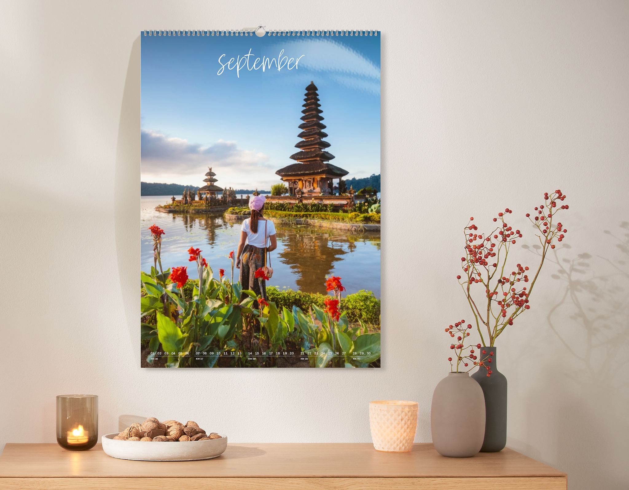 Calendrier mural XXL en format portrait avec la photo d'un étang et des fleurs