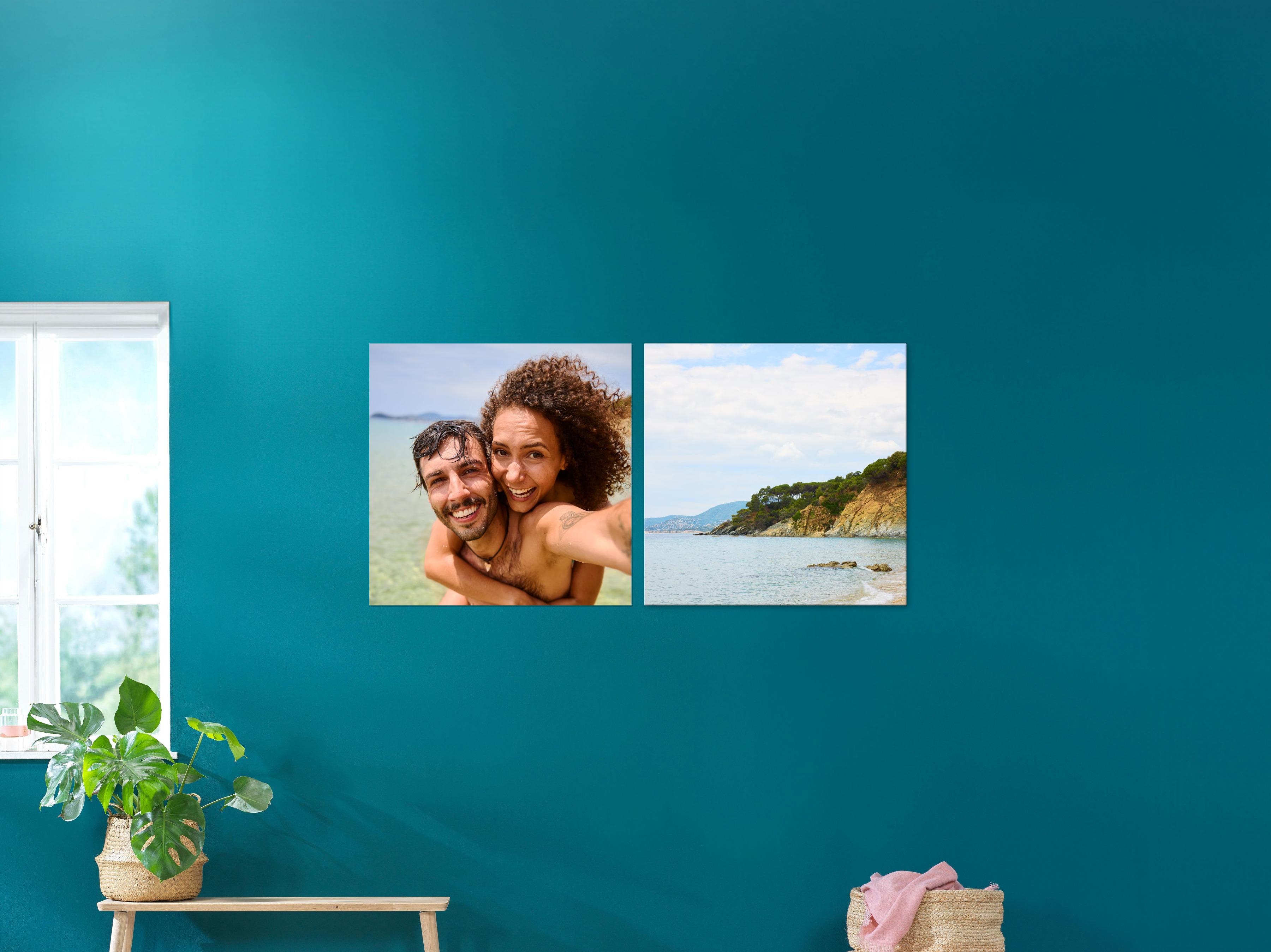Deux posters 100x100 cm avec des photos de vacances d'un couple.