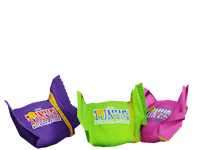 Drie chocolaatjes van Tony's Chocolonely liggen naast elkaar.