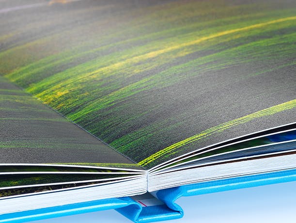 Vrijstaande foto van een open fotoboek met zijdeglans fotopapier en layflatbinding