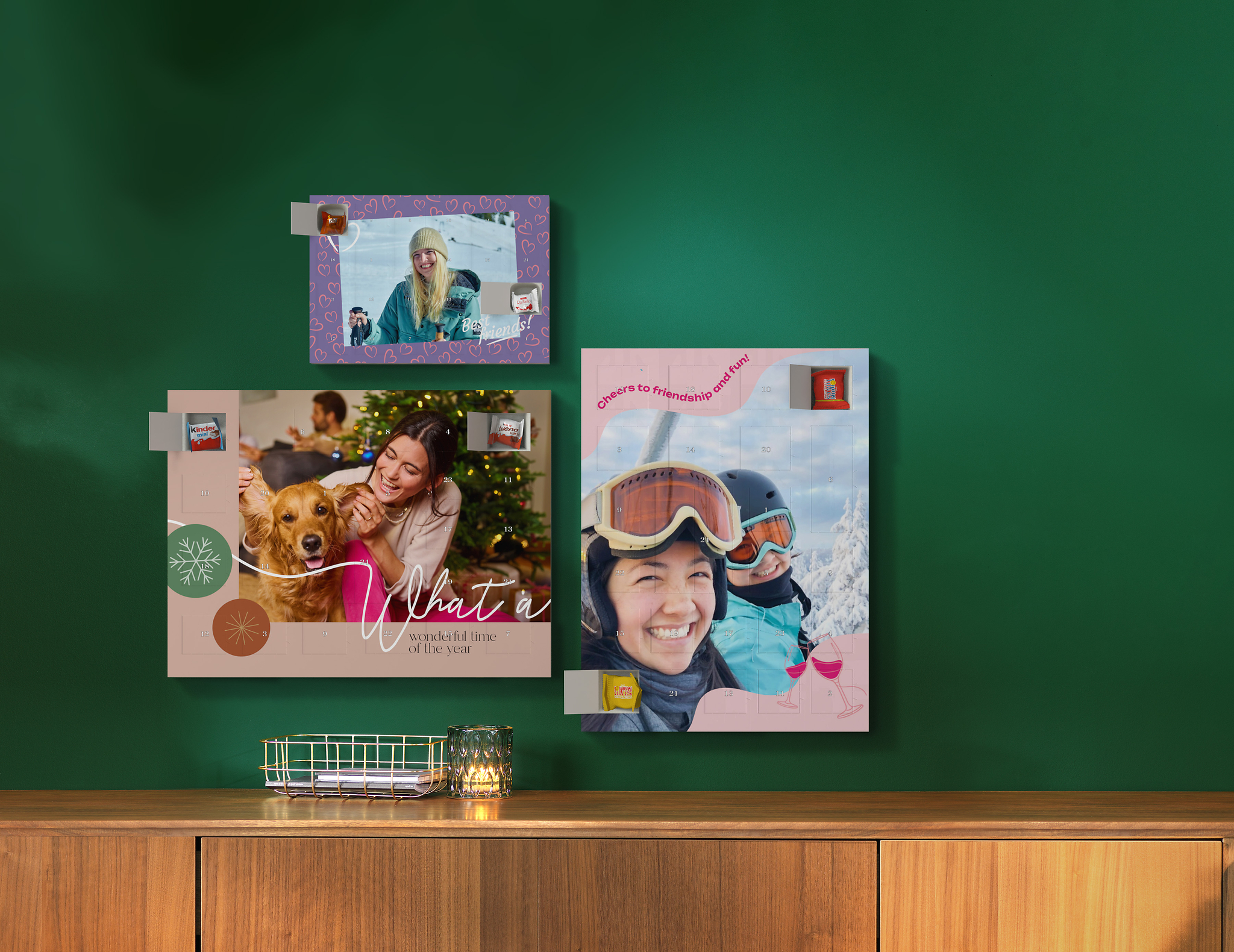 Tre calendari dell’Avvento con cioccolato e design creativi appesi sopra una cassettiera. Ogni calendario contiene cioccolatini diversi: praline Ferrero, cioccolato Kinder® e Tony’s Chocolonely. I calendari dell’Avvento sono personalizzati con grafiche differenti.