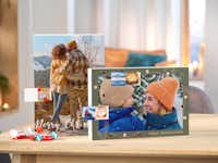 Designa en fotoadventskalender med choklad Två fotoadventskalendrar med familjefoton står på ett bord. De är fyllda med choklad.