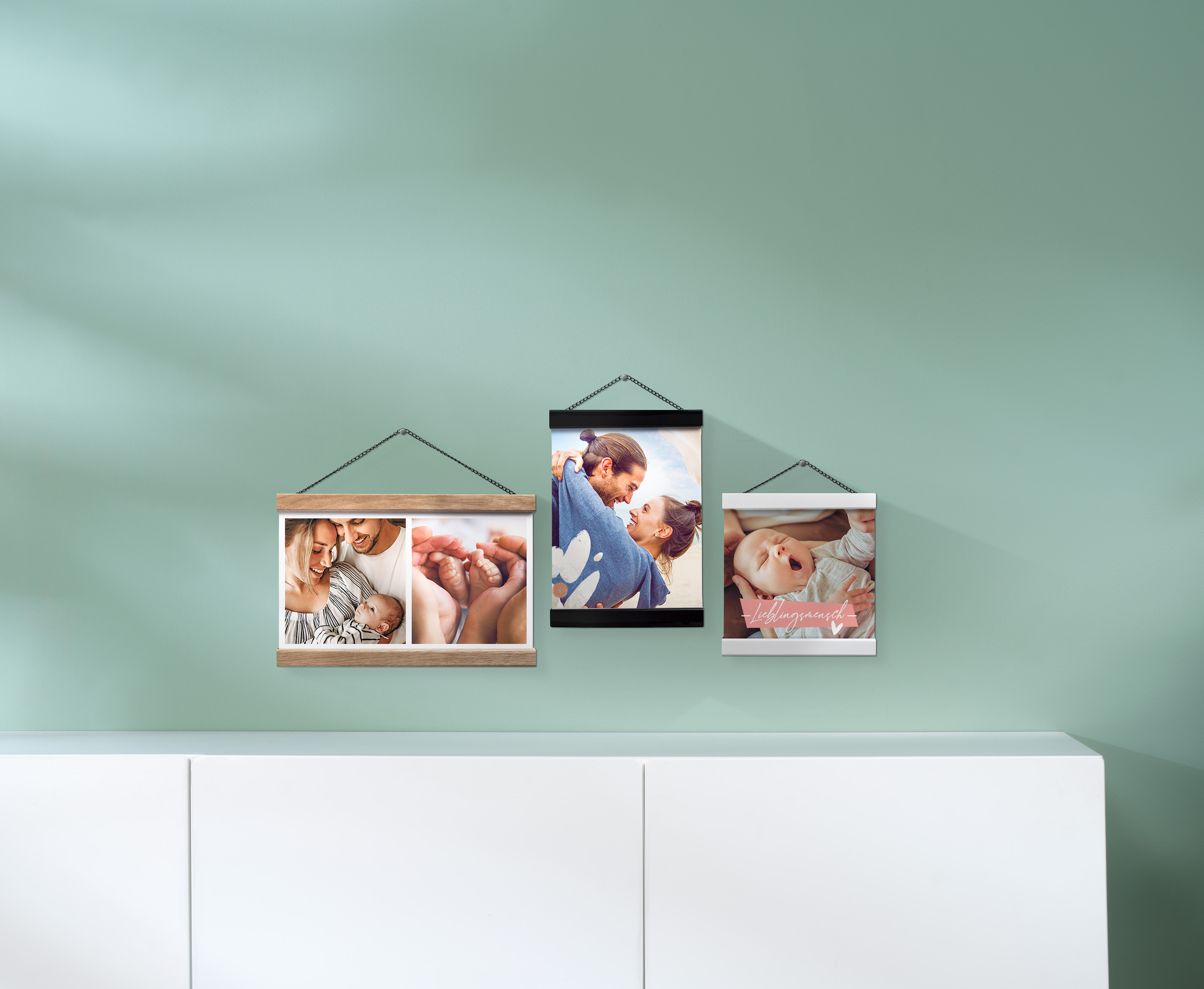 Verschiedene Posterleisten in Eiche, schwarz und weiß mit Familienmotiv im Ambiente