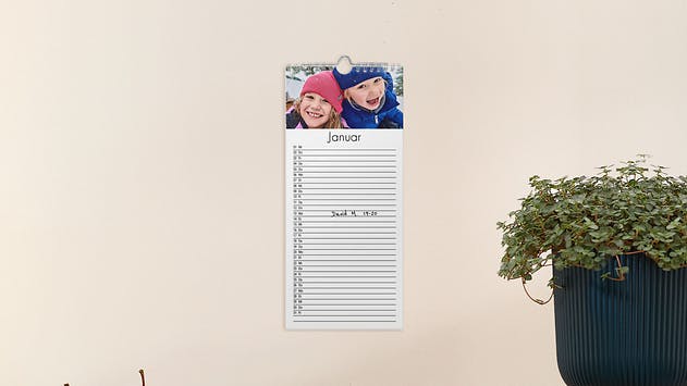 Küchenkalender medium mit einem Bild von Kindern über einem Regal