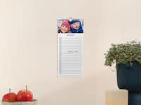 Küchenkalender medium mit Kinderbildern Küchenkalender medium mit einem Bild von Kindern über einem Regal