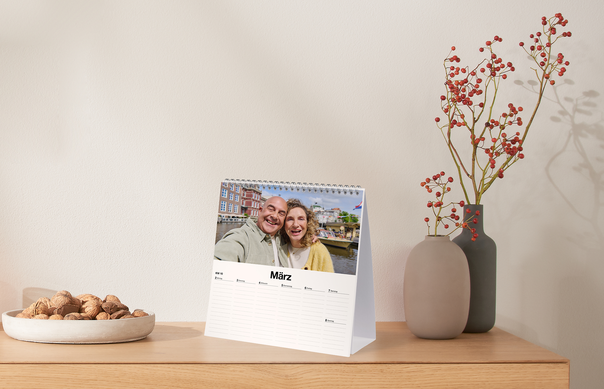 Tischkalender mit einem Wochenkalendarium und dem Bild eines Paares