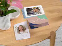 Danksagungskarten zur Kommunion gestalten Drei Danksagunskarten zur Kommunion sind auf einem Tisch platziert.