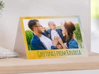 Pixum Klappkarte Aufgestellte Klappkarte mit dem Foto einer Familie und dem Text "Grüße aus Bayern"