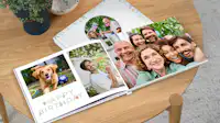 Fotoboek met verjaardagsfoto's Twee fotoboeken met verjaardagsfoto's liggen naast elkaar op een tafel.