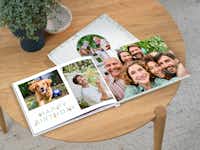 Fotoboek met verjaardagsfoto's Twee fotoboeken met verjaardagsfoto's liggen naast elkaar op een tafel.