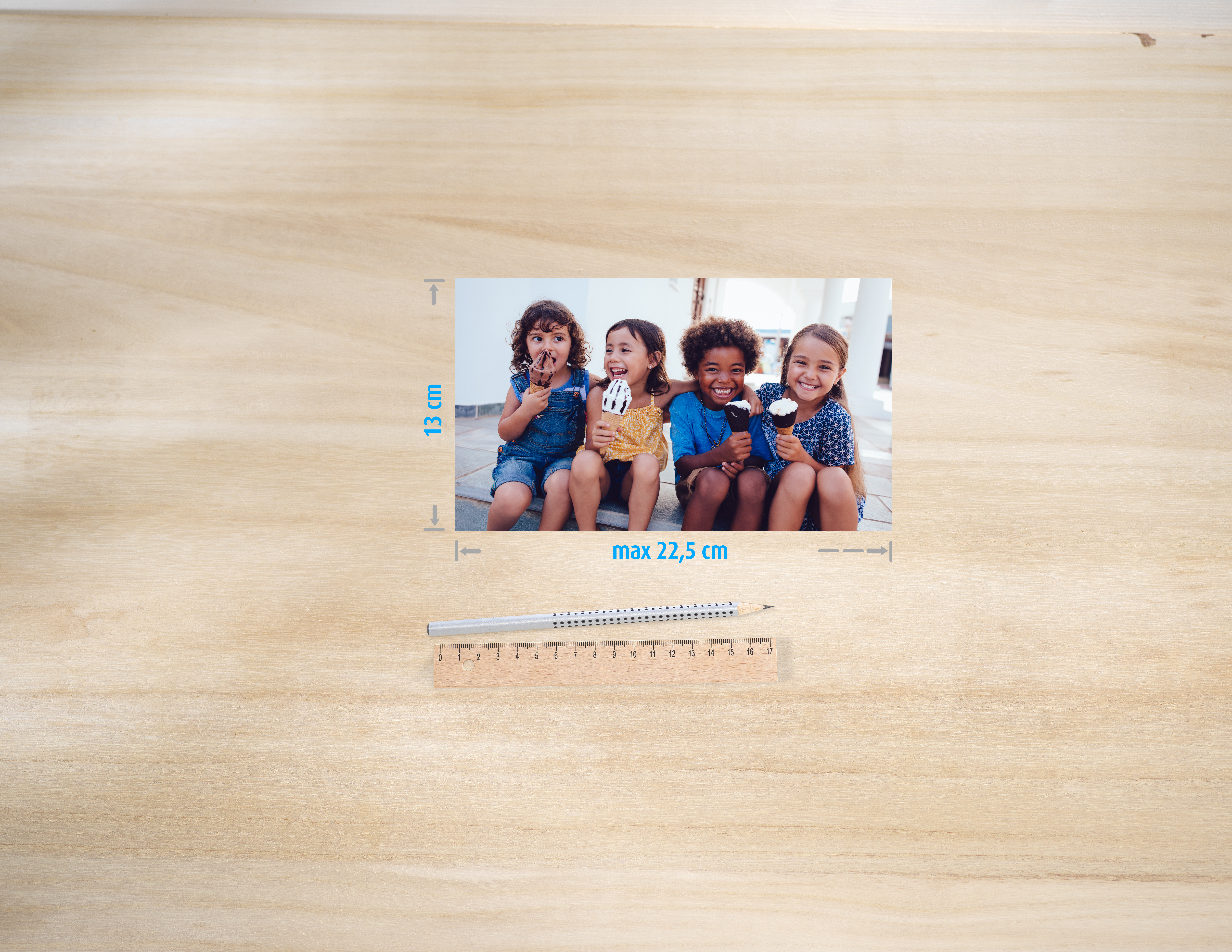 Tirage photo de 4 enfants sur une table dans les dimensions 13x22,5cm