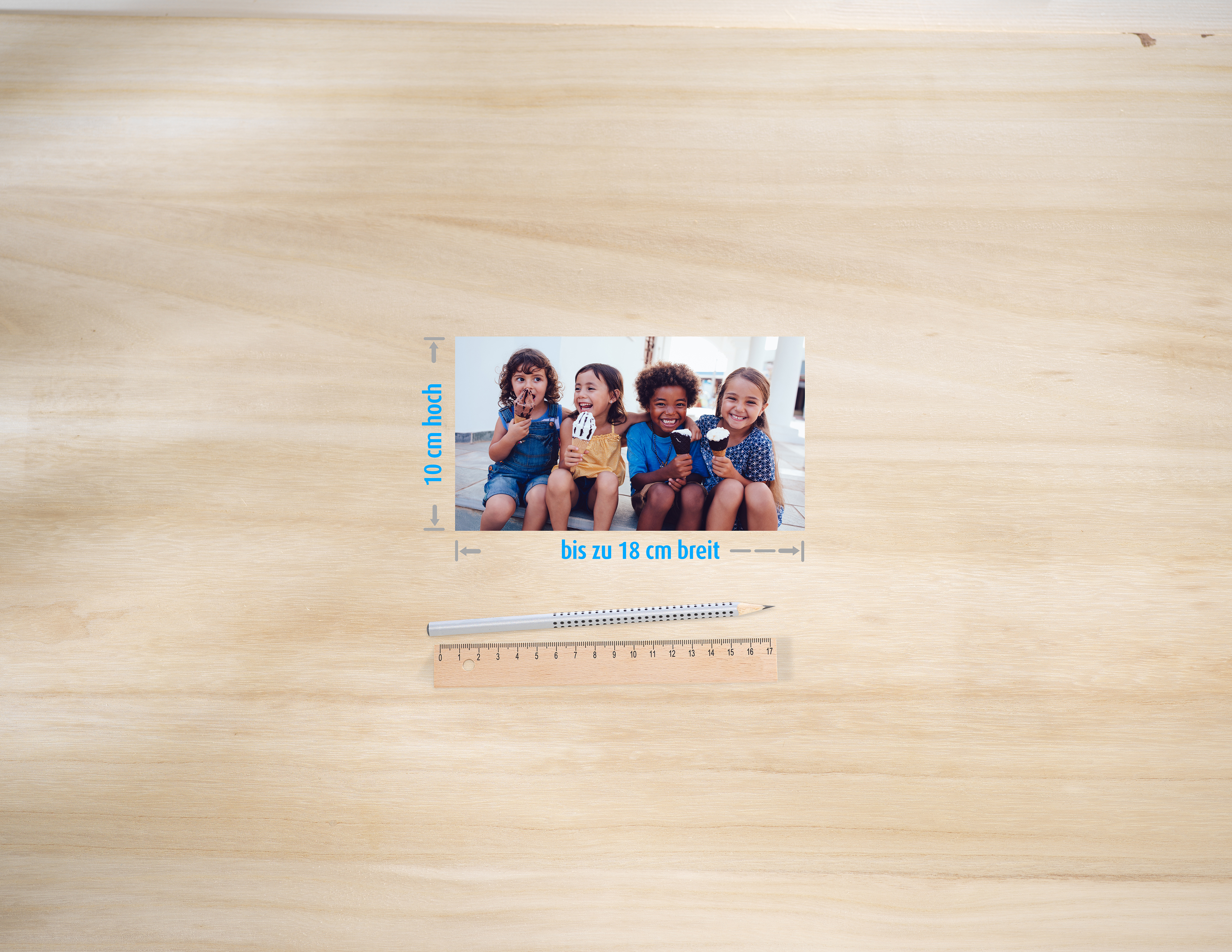 Foto von Kindern mit Maßen 10x18 cm auf Tisch
