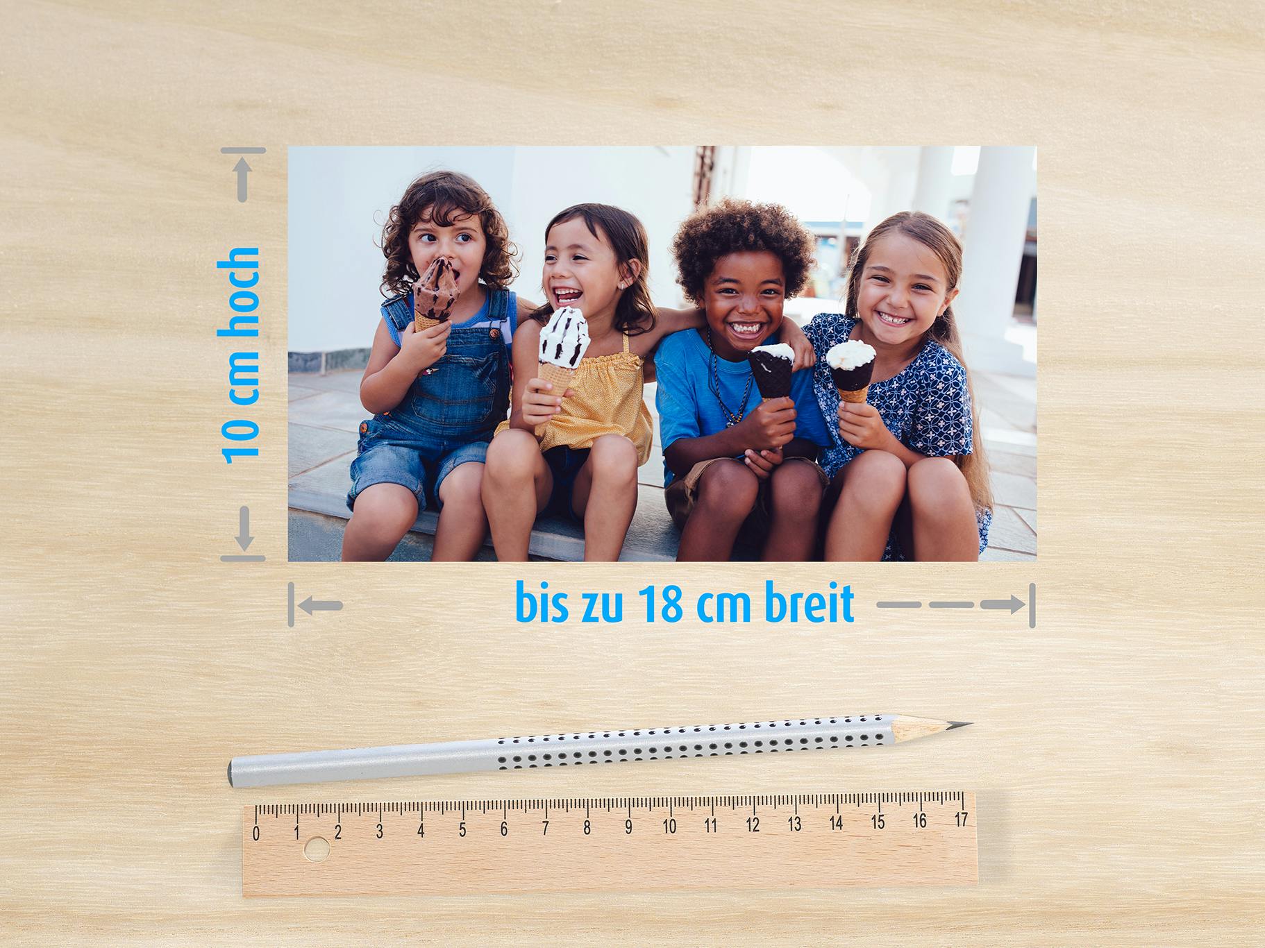 Foto von Kindern mit Maßen 10x18 cm auf Tisch