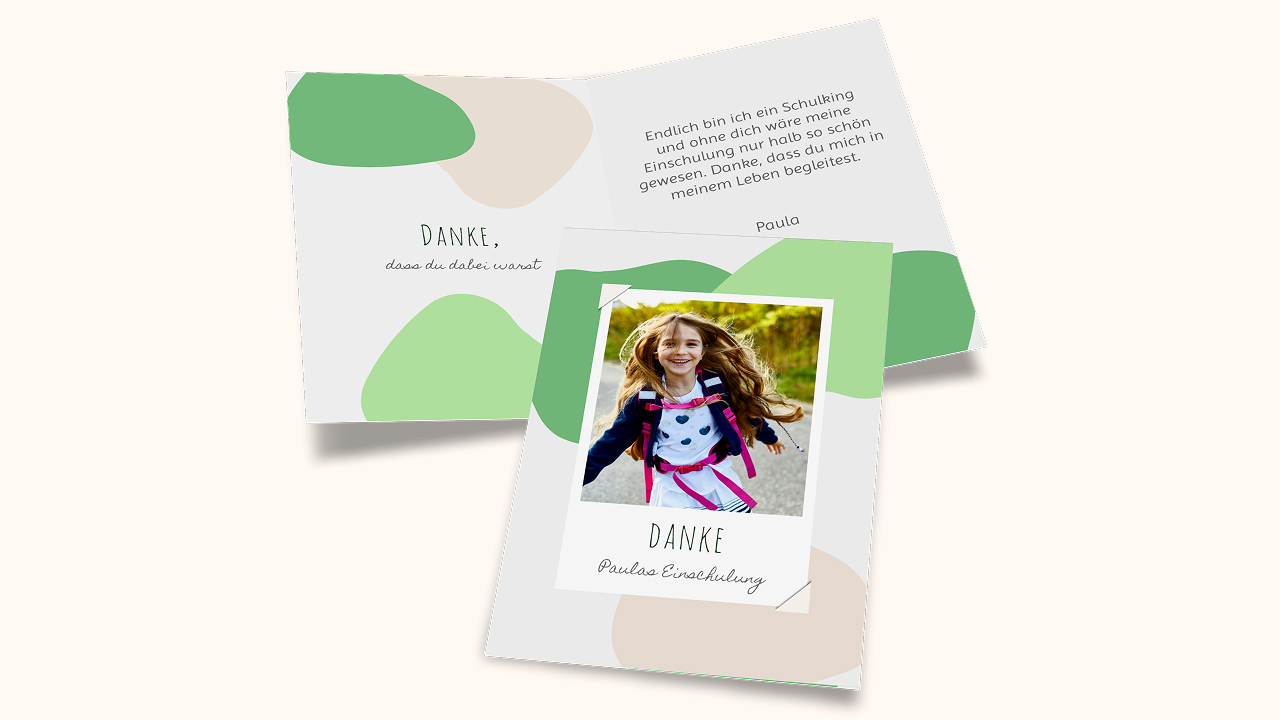 Dankeskarte zur Einschulung mit buntem Design aus großen, grünen und beigen Kreisen und eigenem Foto auf der Vorderseite.