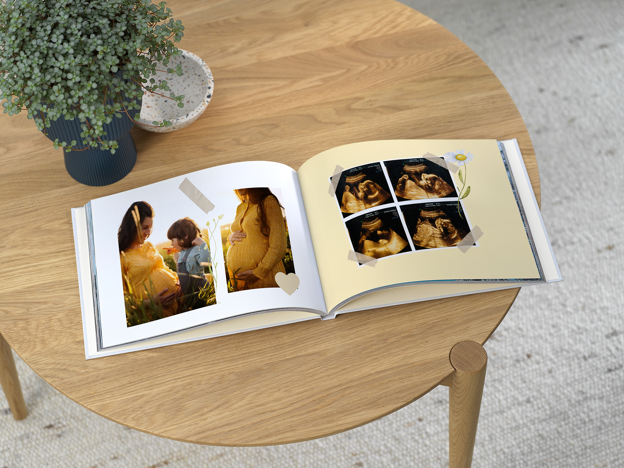 Aufgeschlagenes Fotobuch mit Fotos aus der Schwangerschaft und einem Scrapbook-Design.