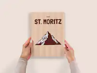 Découvrez notre nouvelle collection de livres photo voyage Une personne tient un livre photo de voyage personnalisé dans ses mains.