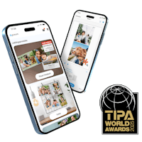 Pixum App gewinnt TIPA World Award 2025 als beste App für Fotoprodukte Smartphone mit Screenshot der Pixum App und dem Testsieger-Logo des TIPA World Award 2024