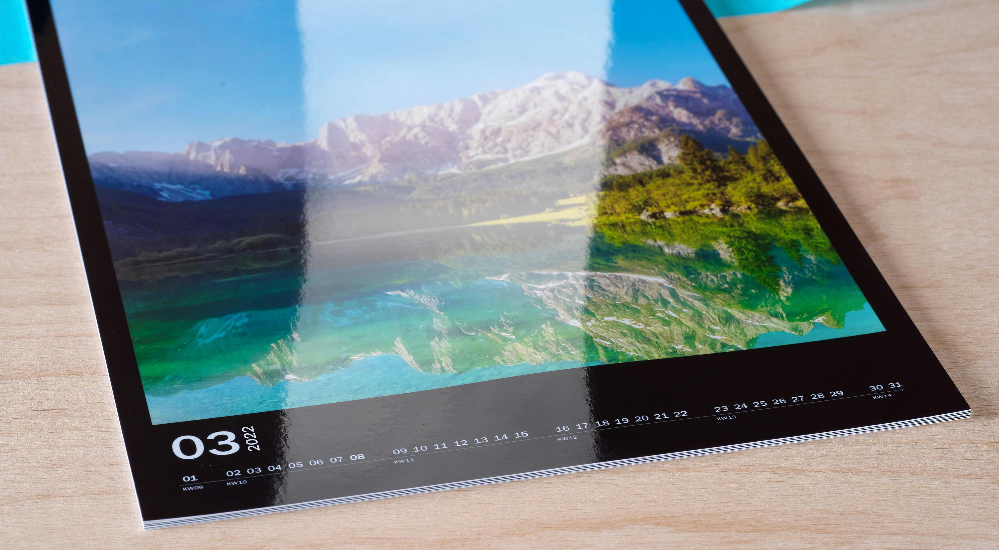 Vista in dettaglio di un calendario personalizzato con carta fotografica lucida