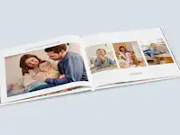 Babyalbum mit schlichtem Design Ein aufgeschlagenes Fotobuch zeigt ein modern-schlicht gestaltetes Babyalbum mit kleinen Bildbeschriftrungen.