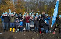 Pixum Mitarbeitende pflanzen Bäume Gruppenfoto von Pixum Mitarbeitenden während der Baumpflanzaktion