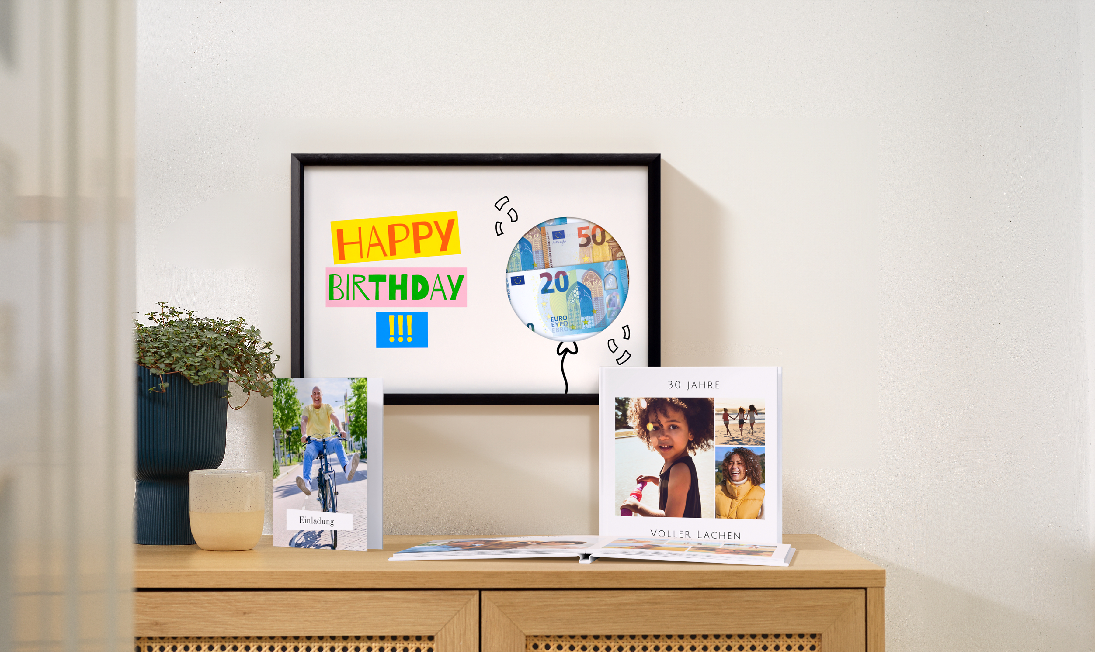 Ein Fotobuch, Grußkarten und ein Fotogeschenk sind auf einer Kommode platziert,