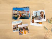 Fotoabzüge in verschiedenen Varianten bestellen Verschiedene Fotoabzüge mit Reisefotos liegen auf einem Tisch
