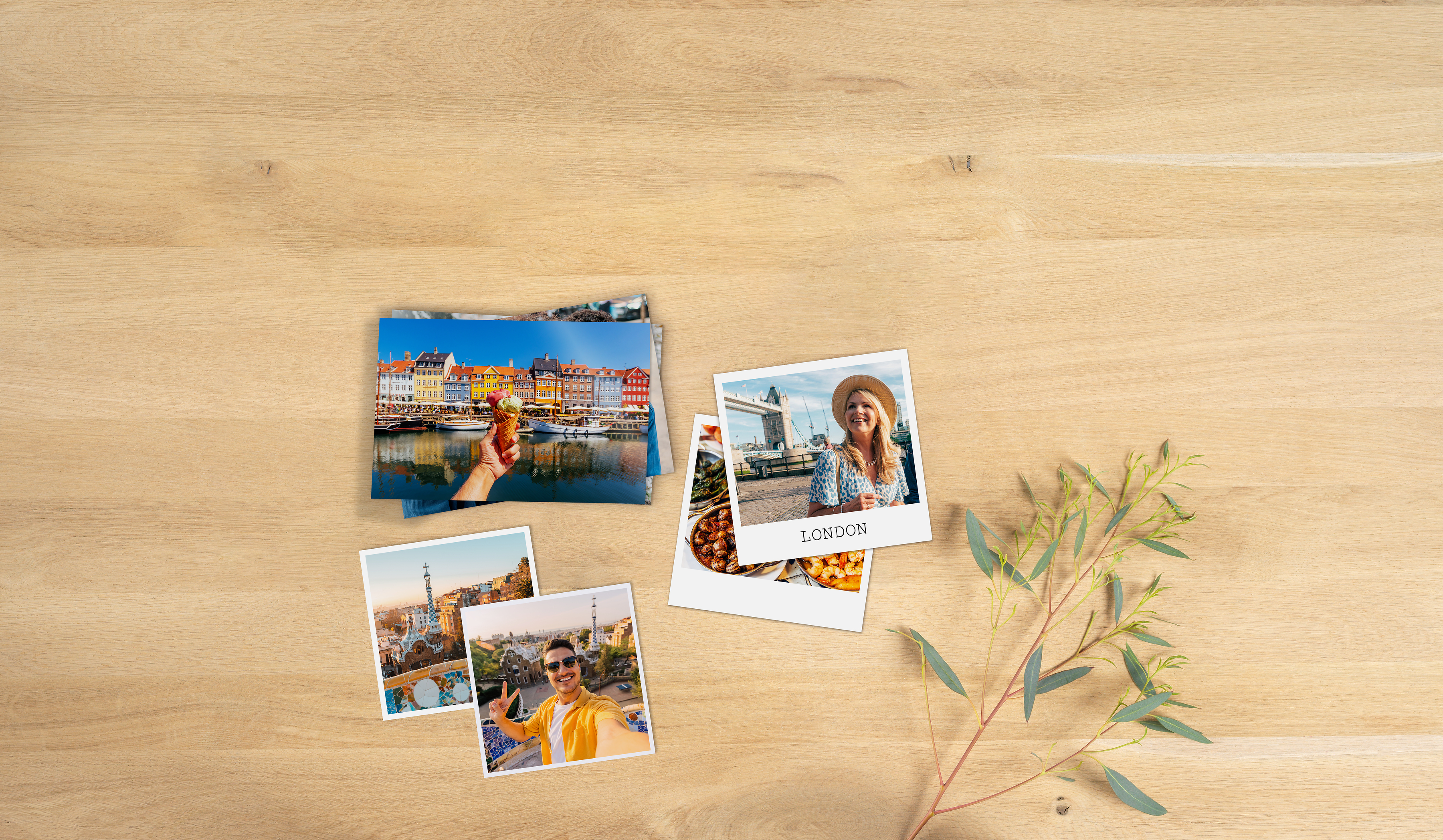 Revelado de fotos Pixum en diferentes formatos sobre una mesa con fotos de las vacaciones