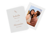 Diseña una tarjeta con foto como invitación de boda Una tarjeta con foto como invitación de boda con la foto de la pareja y sus nombres escritos