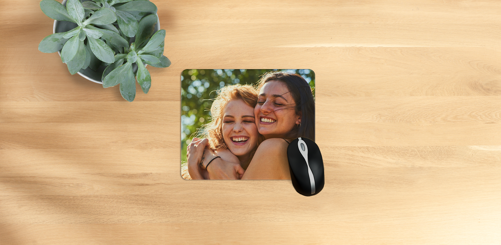 Mousepad mit einem Bild von zwei Freundinnen auf einem Tisch