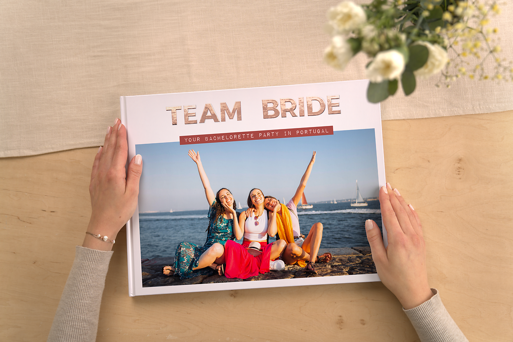 Cover eines JGA-Fotobuchs mit glänzender Veredelung „TEAM BRIDE“