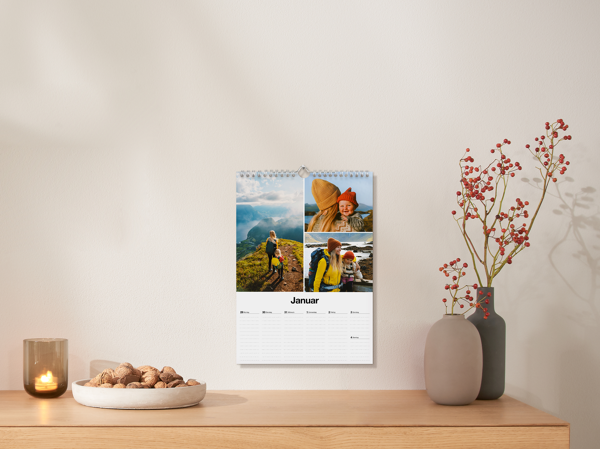 Wochenkalender im A4 Format mit Bildern einer Familie und Spalten zum Eintragen von Terminen für jede Woche an einer Wand