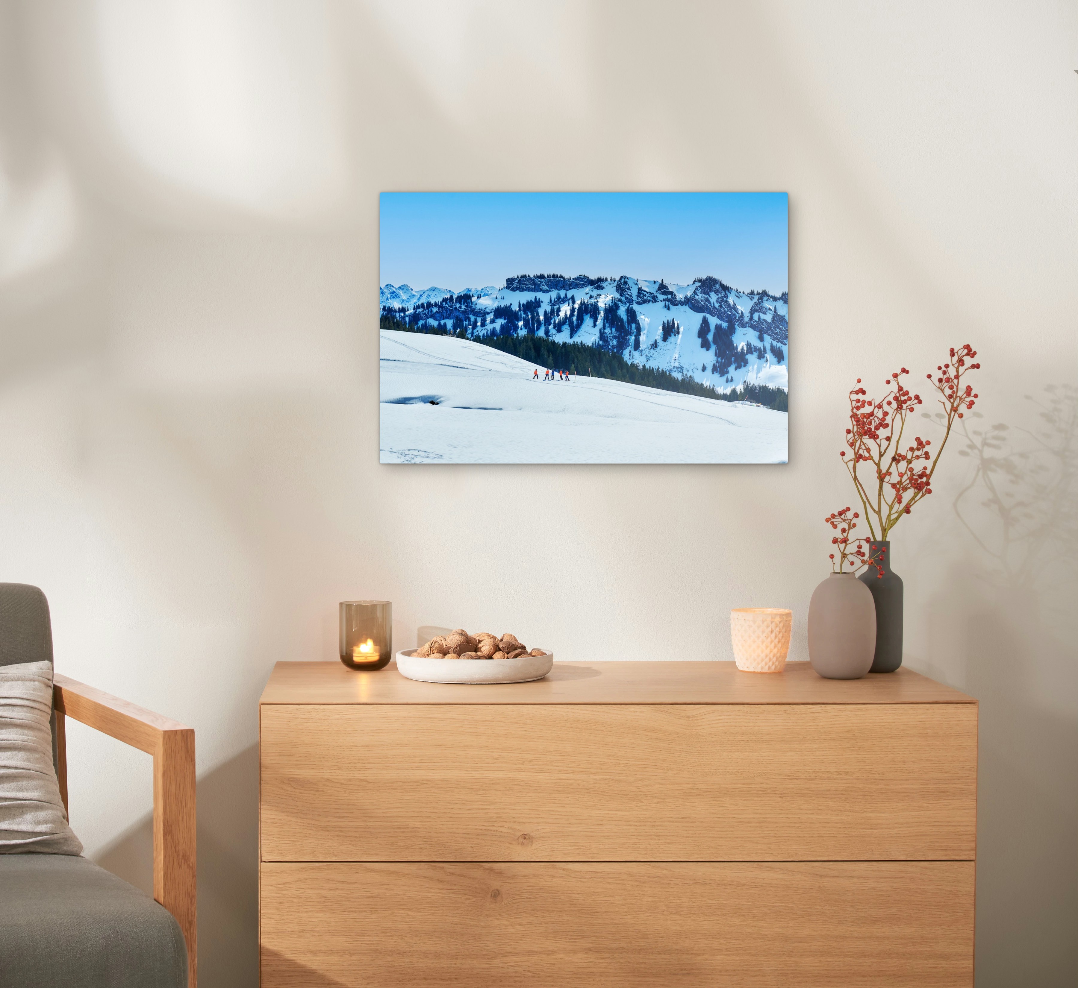 Ein Wandbild aus Alu-Dibond hängt an einer Wand. Darauf ist eine Landschaft abgebildet.