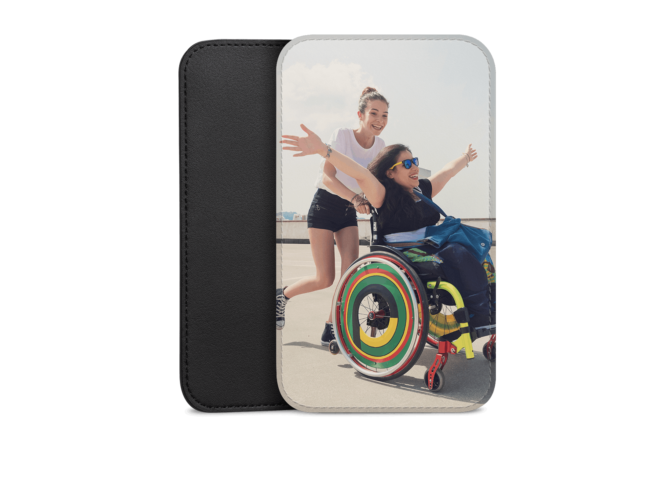 Sleevecover med foto af to veninder på stranden med en kørestol